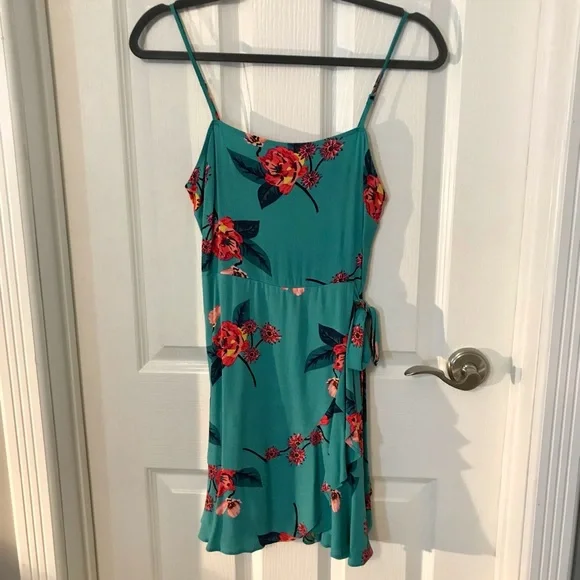 XS FLORAL RUFFLE WRAP DRESS BY EXPRESS - Picture 10 of 11
